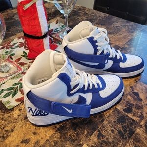 Nike Sports Specialties blue and white size 9.5